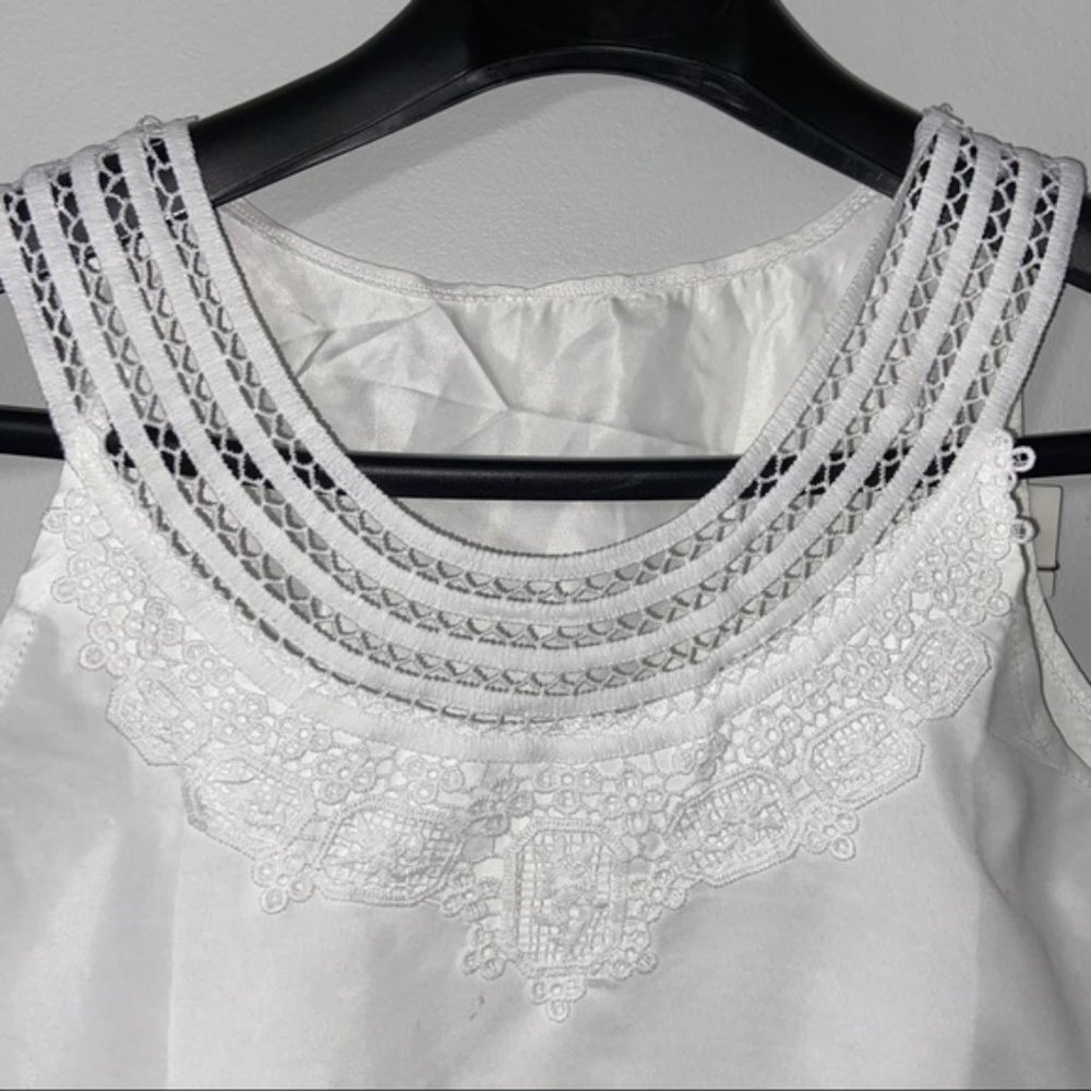 White sleeveless blouse with lace detail - Picture 5 of 8